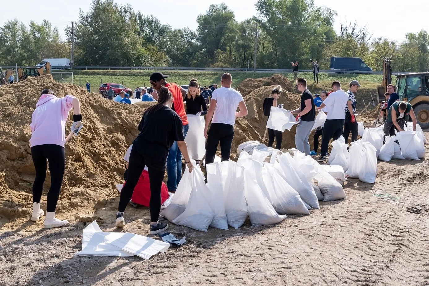 Students of Széchenyi István University also assisted professionals in flood defense efforts in September last year. (Photo: András Adorján)